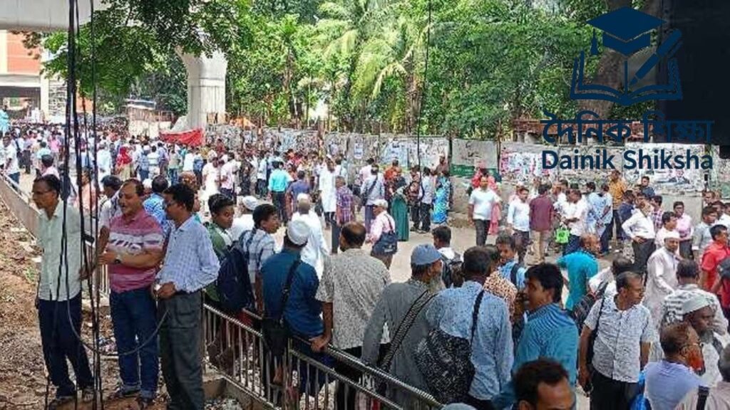 প্রেস ক্লাবের সামনে শিক্ষকদের শান্তিপূর্ণ অবস্থান সরাচ্ছে পুলিশ